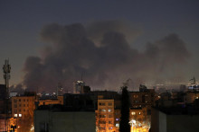Dym st&uacute;pa po v&yacute;buchu v Teher&aacute;ne uprostred americko-izraelsk&eacute;ho konfliktu s Ir&aacute;nom. FOTO: Reuters