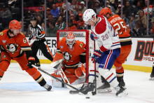 Slovensk&yacute; hokejista Juraj Slafkovsk&yacute; zaznamenal v nočnom stretnut&iacute; NHL v drese Montrealu dve asistencie. FOTO: Reuters