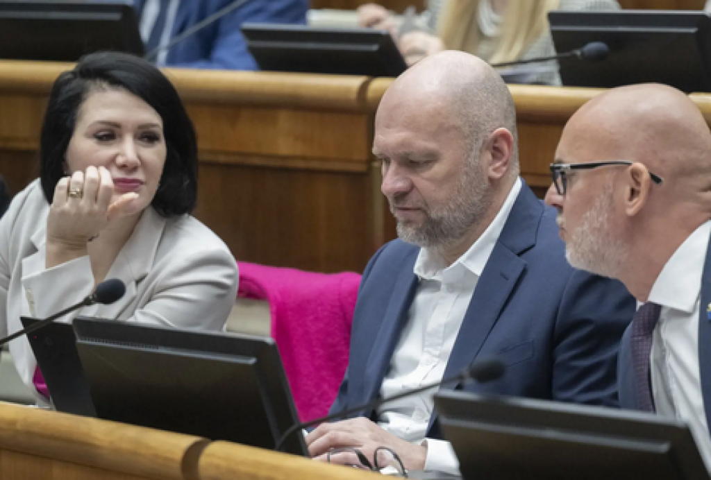 Zľava Jana Btt&oacute; Cig&aacute;nikov&aacute;, Richard Sul&iacute;k a Branislav Gr&ouml;hling. FOTO: TASR/Martin Baumann