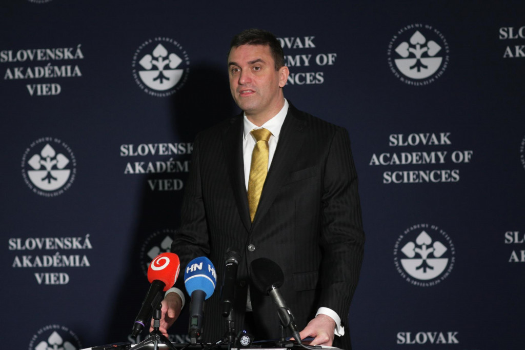 Predseda Slovenskej akad&eacute;mie vied Martin Venhart počas tlačovej konferencie SAV, na ktorej boli predstaven&eacute; v&iacute;ťazn&eacute; architektonick&eacute; rie&scaron;enia troch budov bud&uacute;ceho vedeck&eacute;ho kampusu na Patr&oacute;nke. FOTO: TASR/Maro&scaron; Herc