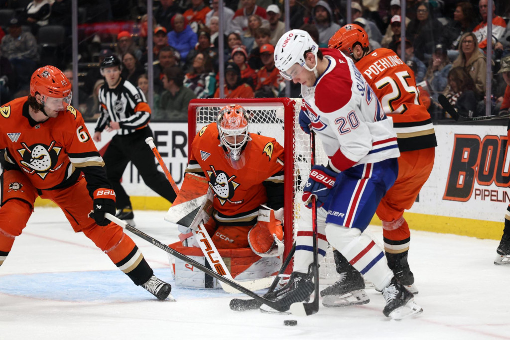 Slovensk&yacute; hokejista Juraj Slafkovsk&yacute; zaznamenal v nočnom stretnut&iacute; NHL v drese Montrealu dve asistencie. FOTO: Reuters