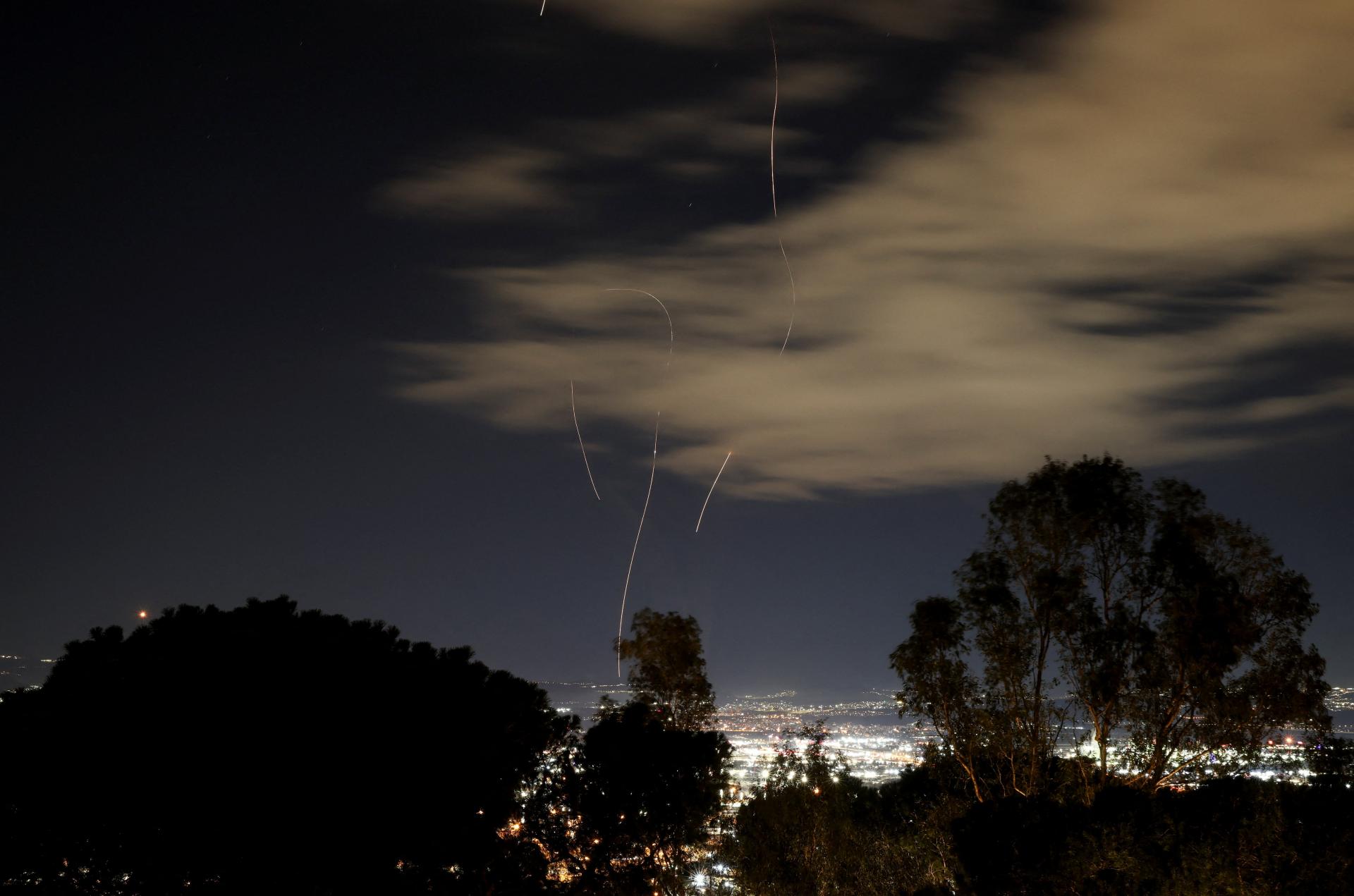 Obyvatelia Izraela sa v nedeľu r&aacute;no pred &uacute;tokom ir&aacute;nskych rakiet ukryli v krytoch