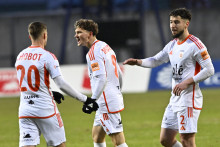 Na sn&iacute;mke zľava Mari&aacute;n Chobota, J&aacute;n Murga&scaron; a Alexander Mojži&scaron; (MFK Ružoberok). FOTO: TASR/Michal Sv&iacute;tok