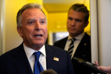 Osobitn&yacute; vyslanec USA Steve Witkoff a americk&yacute; minister obrany Pete Hegseth počas cesty na palube prezidentsk&eacute;ho &scaron;peci&aacute;lu Air Force One z vojenskej z&aacute;kladne v Doveri do Miami. FOTO: TASR/AP