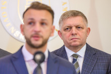 Na sn&iacute;mke zľava minister vn&uacute;tra Mat&uacute;&scaron; &Scaron;utaj E&scaron;tok (Hlas-SD) a predseda vl&aacute;dy Robert Fico (Smer-SD). FOTO: TASR/Jaroslav Nov&aacute;k