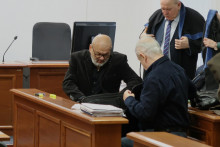 Na sn&iacute;mke obžalovan&iacute; v kauze Syseľ podnikateľ Mari&aacute;n S. (vľavo) a b&yacute;val&yacute; sudca Okresn&eacute;ho s&uacute;du Vranov nad Topľou Miroslav N. (vpravo) sedia na hlavnom pojedn&aacute;van&iacute; na &Scaron;pecializovanom trestnom s&uacute;de v Pezinku v utorok 28. novembra 2023. FOTO: TASR/Ondrej Hercegh