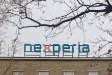 Na arch&iacute;vnej sn&iacute;mke z 19. novembra 2025 logo holandskej spoločnosti Nexperia na budove firmy v nemeckom meste Hamburg. FOTO: TASR/DPA