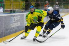 Na sn&iacute;mke zľava Jakub Kolenič (Žilina) a Patrik &Scaron;tevuliak (Spi&scaron;sk&aacute; Nov&aacute; Ves) bojuj&uacute; o puk v z&aacute;pase 54. kola hokejovej Tipsport ligy medzi Vlci Žilina a HK Spi&scaron;sk&aacute; Nov&aacute; Ves v Žiline v nedeľu 8. marca 2026. FOTO: TASR/Daniel Stehl&iacute;k