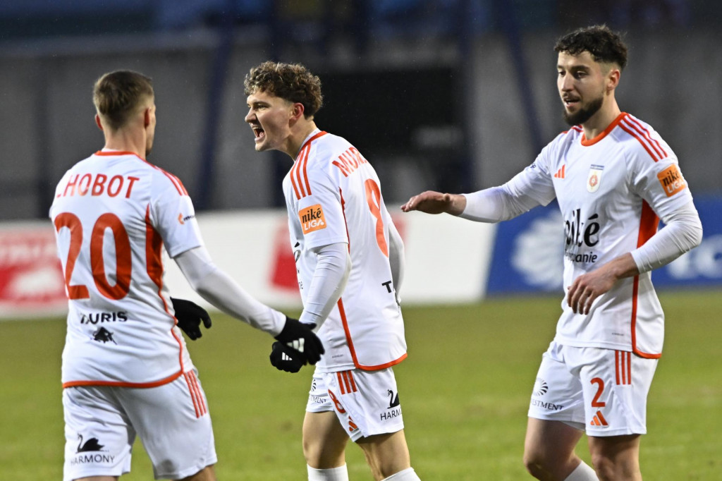 Na sn&iacute;mke zľava Mari&aacute;n Chobota, J&aacute;n Murga&scaron; a Alexander Mojži&scaron; (MFK Ružoberok). FOTO: TASR/Michal Sv&iacute;tok