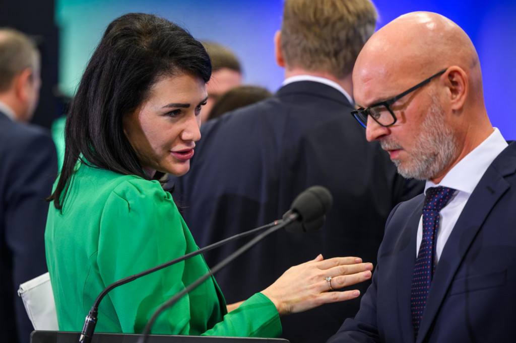 Predseda Sasky Branislav Gr&ouml;hling a členka strany Jana Bitt&oacute; Cig&aacute;nikov&aacute; sa rozpr&aacute;vaj&uacute; po tlačovej konferencii po kongrese strany. FOTO TASR/J. Nov&aacute;k