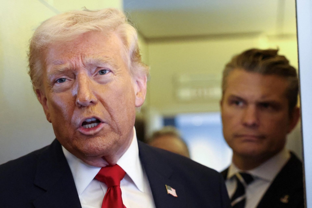 Americk&yacute; prezident Donald Trump, v pozad&iacute; minister obrany Pete Hegseth. FOTO: REUTERS