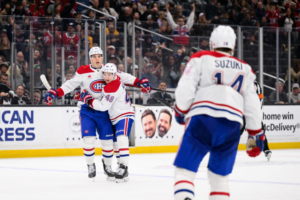 Ľav&eacute; kr&iacute;dlo t&iacute;mu Montreal Canadiens Juraja Slafkovsk&eacute;ho (20) v&iacute;taj&uacute; spoluhr&aacute;či po tom, čo strelil g&oacute;l v tretej tretine proti Los Angeles Kings. FOTO: William Liang/Imagn Images