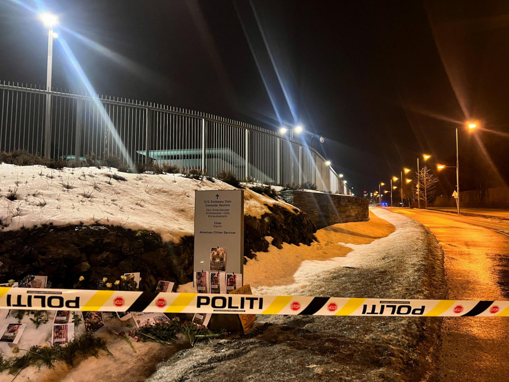 Pol&iacute;cia vo vyhl&aacute;sen&iacute; uviedla, že vy&scaron;etrovatelia s&uacute; v kontakte s veľvyslanectvom ohľadom incidentu a na mieste je nasaden&yacute; veľk&yacute; počet policajtov. FOTO: REUTERS