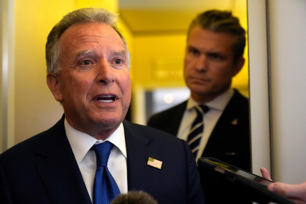 Osobitn&yacute; vyslanec USA Steve Witkoff a americk&yacute; minister obrany Pete Hegseth počas cesty na palube prezidentsk&eacute;ho &scaron;peci&aacute;lu Air Force One z vojenskej z&aacute;kladne v Doveri do Miami. FOTO: TASR/AP