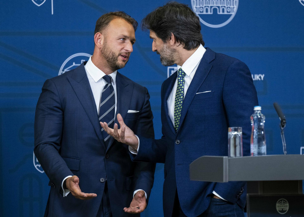 Na sn&iacute;mke zľava minister vn&uacute;tra SR Mat&uacute;&scaron; &Scaron;utaj E&scaron;tok a minister obrany Robert Kaliň&aacute;k. FOTO: TASR/J. Kotian