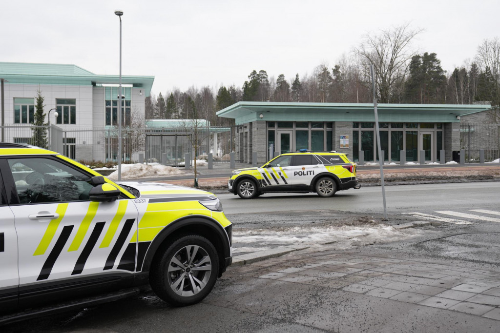 Na sn&iacute;mke n&oacute;rske policajn&eacute; aut&aacute; parkuj&uacute; pred budovou americk&eacute;ho veľvyslanectva v Osle v nedeľu 8. marca 2026. FOTO: TASR/AP