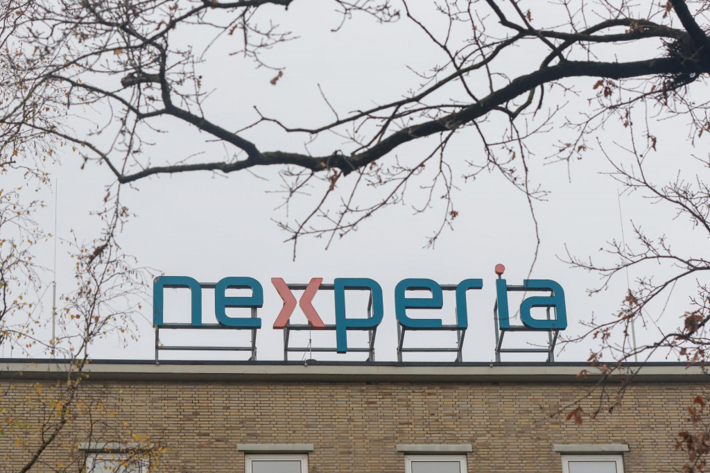 Na arch&iacute;vnej sn&iacute;mke z 19. novembra 2025 logo holandskej spoločnosti Nexperia na budove firmy v nemeckom meste Hamburg. FOTO: TASR/DPA