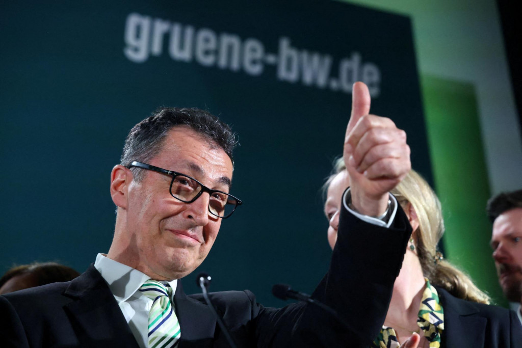 Cem &Ouml;zdemir, hlavn&yacute; kandid&aacute;t Strany zelen&yacute;ch v nemeck&yacute;ch voľb&aacute;ch v krajine B&aacute;densko-W&uuml;rttembersko, gestikuluje po v&yacute;stupn&yacute;ch prieskumoch v Stuttgarte v Nemecku. FOTO: REUTER