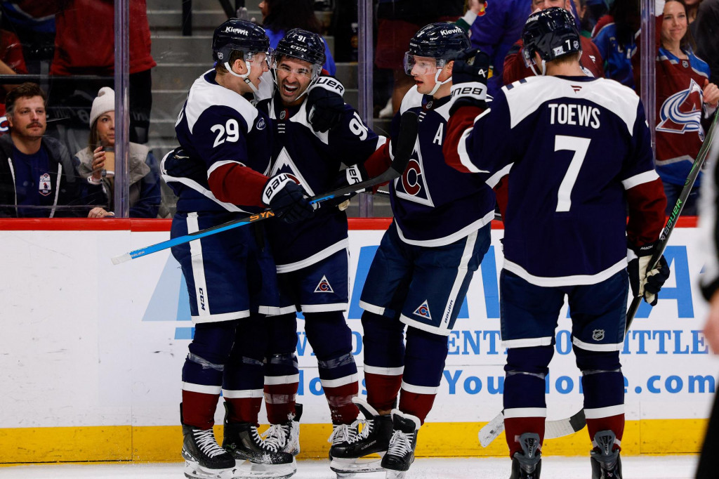 Center t&iacute;mu Colorado Avalanche Nathan MacKinnon (29) oslavuje svoj g&oacute;l s ľav&yacute;m kr&iacute;deln&iacute;kom Nazemom Kadrim (91) a obrancom Caleom Makarom (8) a obrancom Devonom Toewsom (7) v druhej tretine. FOTO: Isaiah J. Downing/Imagn Images