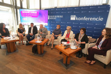 &Uacute;častn&iacute;ci prvej panelovej diskusie v r&aacute;mci HN konferencie Zriedkav&eacute; choroby na Slovensku: Sprava PharmDr. S&uacute;kupov&aacute;, MUDr. Hlavat&aacute;, MUDr. Mojze&scaron;ov&aacute;, doc. Folt&aacute;nov&aacute;, prof. Payer, prof. Kyselovič a PharmDr. V&aacute;lekov&aacute; Soj&aacute;kov&aacute;