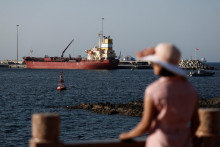 Tanker kotv&iacute; v Maskate, zatiaľ čo Ir&aacute;n hroz&iacute; uzavret&iacute;m Hormuzsk&eacute;ho prielivu uprostred americko-izraelsk&eacute;ho konfliktu s Ir&aacute;nom. FOTO: Reuters