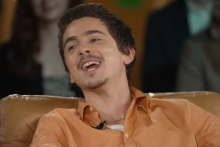 Timoth&eacute;e si r&yacute;pol, že o operu už nikto nestoj&iacute;.