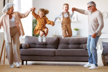 Za ide&aacute;lneho prarodiča sa považuje ten, kto do v&yacute;chovy nezasahuje. FOTO: Shutterstock