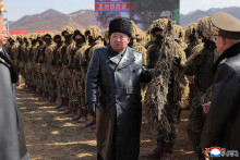 Severok&oacute;rejsk&yacute; vodca Kim Čong-un osobne sledoval s&uacute;ťaž ostreľovačov nA v&yacute;cvikovom stredisku pri Pchjongjangu. FOTO: KCNA