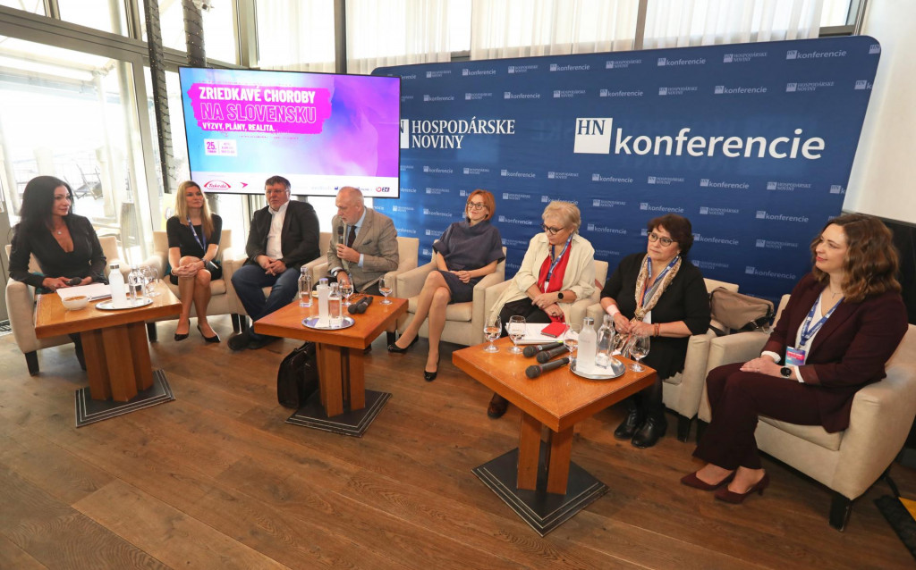 &Uacute;častn&iacute;ci prvej panelovej diskusie v r&aacute;mci HN konferencie Zriedkav&eacute; choroby na Slovensku: Sprava PharmDr. S&uacute;kupov&aacute;, MUDr. Hlavat&aacute;, MUDr. Mojze&scaron;ov&aacute;, doc. Folt&aacute;nov&aacute;, prof. Payer, prof. Kyselovič a PharmDr. V&aacute;lekov&aacute; Soj&aacute;kov&aacute;