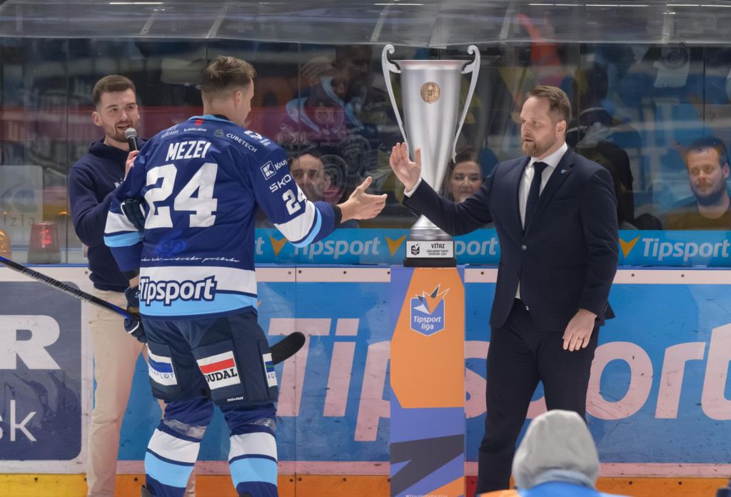 Kapit&aacute;n HK Nitra Branislav Mezei prebral Pa&scaron;ekov poh&aacute;r za v&iacute;ťazstvo v z&aacute;kladnej časti. FOTO: TASR/Henrich Mi&scaron;ovič