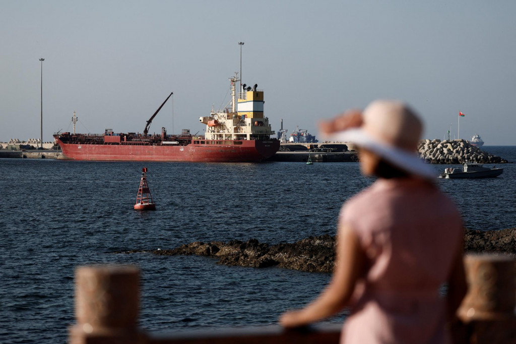 Tanker kotv&iacute; v Maskate, zatiaľ čo Ir&aacute;n hroz&iacute; uzavret&iacute;m Hormuzsk&eacute;ho prielivu uprostred americko-izraelsk&eacute;ho konfliktu s Ir&aacute;nom. FOTO: Reuters