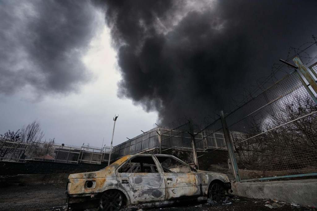 Hust&yacute; čierny dym st&uacute;pa po sobotňaj&scaron;om &uacute;toku izraelskej arm&aacute;dy na ropn&eacute; sklady v ir&aacute;nskom metropole Teher&aacute;n. FOTO: TASR/AP
