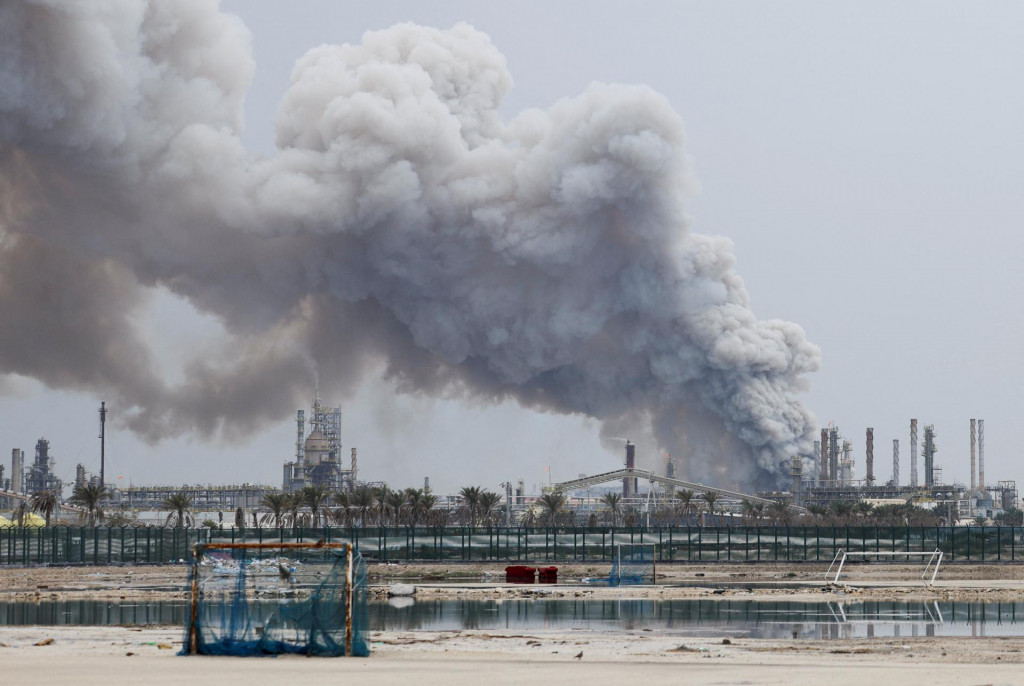 Zasiahnut&aacute; rafin&eacute;ria Bapco Oil v Bahrajne. FOTO: REUTERS