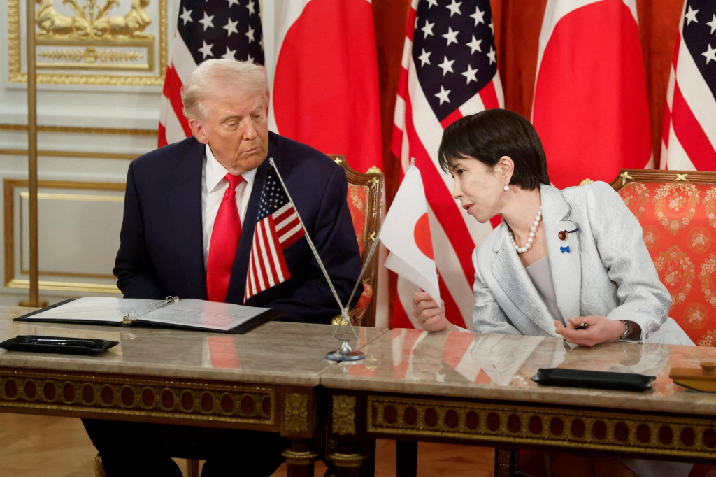 Americk&yacute; prezident Donald Trump a japonsk&aacute; premi&eacute;rka Sanae Takaičiov&aacute; počas sl&aacute;vnostn&eacute;ho podpisu dokumentu o implement&aacute;cii obchodnej dohody medzi USA a Japonskom. FOTO: Reuters
