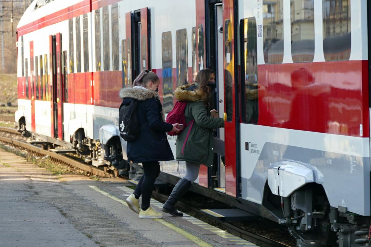 Napriek rastu v rýchlikoch Bratislava - Košice narazilo ZSSK na strop. V kroku voči sprievodcom problém nevidí