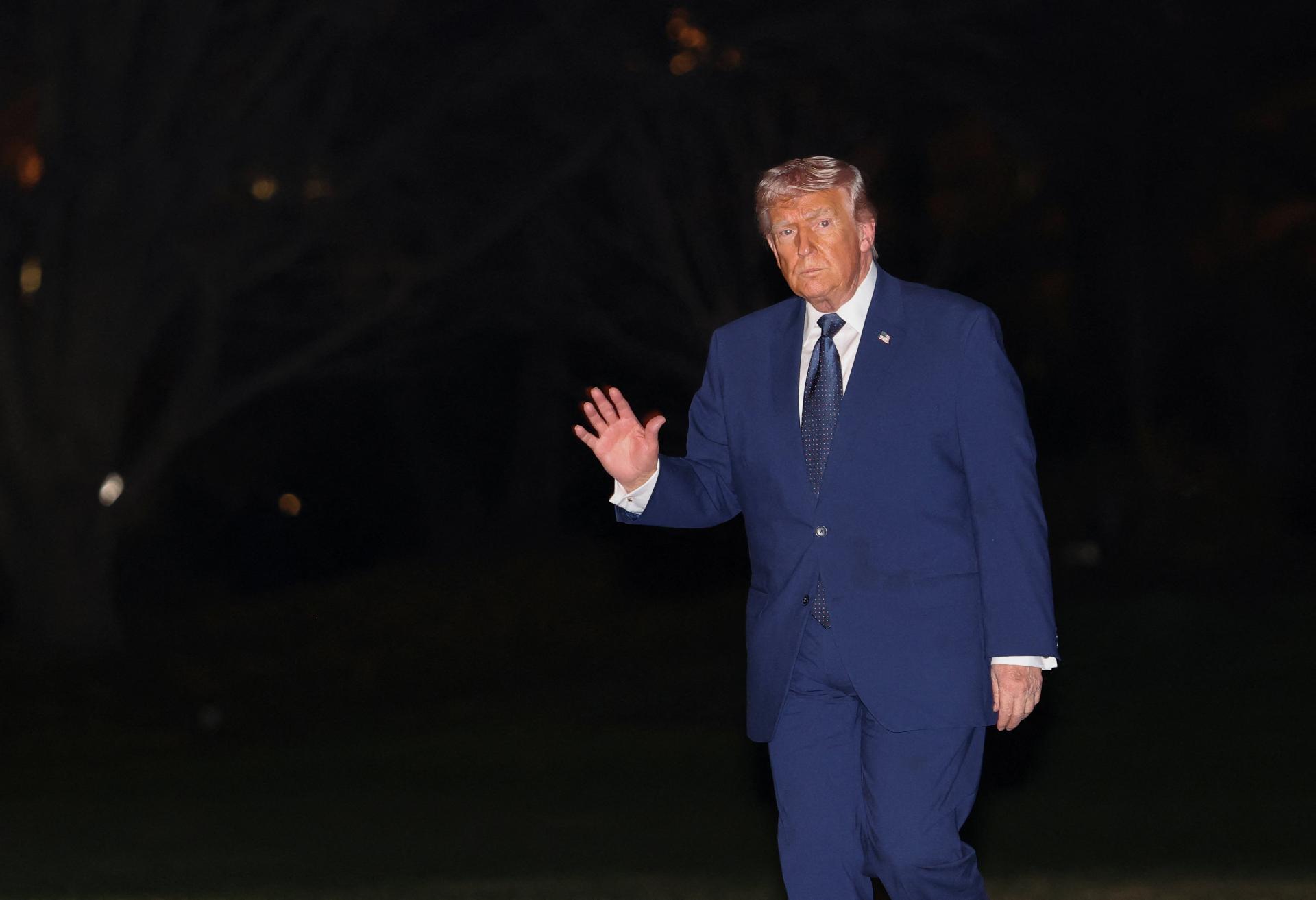 Iránu hrozia vážne vojenské dôsledky, ak zamínoval Hormuzský prieliv, varuje Trump