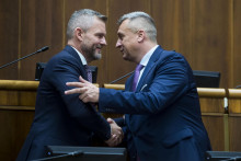 Peter Pellegrini a Andrej Danko v parlamente. FOTO: TASR/Jakub Kotian