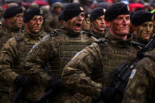 Pr&iacute;slu&scaron;n&iacute;ci kosovskej arm&aacute;dy 17. febru&aacute;ra pochodovali na sl&aacute;vnostnej vojenskej prehliadke v Pri&scaron;tine pri pr&iacute;ležitosti 18. v&yacute;ročia nez&aacute;vislosti krajiny. FOTO: Reuters
