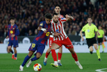 D&aacute;vid Hancko z Atl&eacute;tica Madrid a Lamine Yamal z FC Barcelona v  odvetom semifin&aacute;le &Scaron;panielskeho poh&aacute;ra. FOTO: TASR/AP