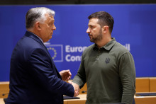 Dnes to nevyzer&aacute;, že by si Zelenskyj dok&aacute;zal podať ruku s Orb&aacute;nom. FOTO: TASR/AP