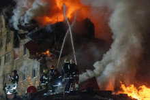Hasiči zasahuj&uacute; po dronovom &uacute;toku ruskej arm&aacute;dy na obytn&uacute; budovu v ukrajinskom meste Charkov. FOTO: TASR/AP