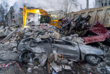 Z&aacute;chran&aacute;ri prehľad&aacute;vaj&uacute; trosky obytnej budovy, ktor&uacute; zasiahol leteck&yacute; &uacute;tok ruskej arm&aacute;dy v ukrajinskom meste Charkov. FOTO: TASR/AP