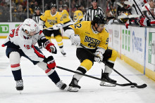Obranca t&iacute;mu Washington Capitals Martin Feh&eacute;rv&aacute;ry (42) a center t&iacute;mu Boston Bruins Marat Khusnutdinov (92) počas prvej tretiny na &scaron;tadi&oacute;ne TD Garden. FOTO: Reuters/Brian Fluharty-Imagn Images