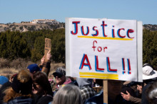 Protest pred Rančom Zorro, ktor&yacute; predt&yacute;m vlastnil Jeffrey Epstein. FOTO: Reuters