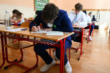 Maturanti na Gymn&aacute;ziu M. R. &Scaron;tef&aacute;nika v Novom Meste nad V&aacute;hom počas utorkovej sk&uacute;&scaron;ky. FOTO: TASR/M. Medňansk&yacute;