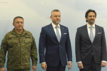 Prezident Peter Pellegrini (uprostred), n&aacute;čeln&iacute;k Gener&aacute;lneho &scaron;t&aacute;bu Ozbrojen&yacute;ch s&iacute;l Daniel Zmeko a vpravo minister obrany Robert Kaliň&aacute;k (Smer-SD). FOTO: TASR/Jakub Popelka
