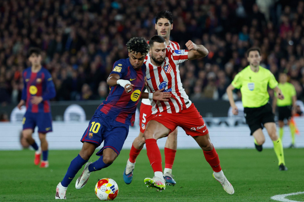 D&aacute;vid Hancko z Atl&eacute;tica Madrid a Lamine Yamal z FC Barcelona v  odvetom semifin&aacute;le &Scaron;panielskeho poh&aacute;ra. FOTO: TASR/AP