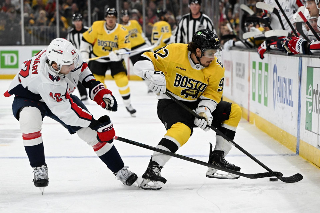 Obranca t&iacute;mu Washington Capitals Martin Feh&eacute;rv&aacute;ry (42) a center t&iacute;mu Boston Bruins Marat Khusnutdinov (92) počas prvej tretiny na &scaron;tadi&oacute;ne TD Garden. FOTO: Reuters/Brian Fluharty-Imagn Images
