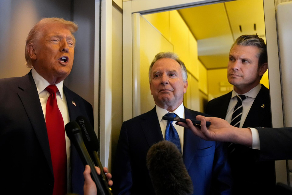 Zľava americk&yacute; prezident Donald Trump, osobitn&yacute; vyslanec USA Steve Witkoff a americk&yacute; minister obrany Pete Hegseth. FOTO: TASR/AP