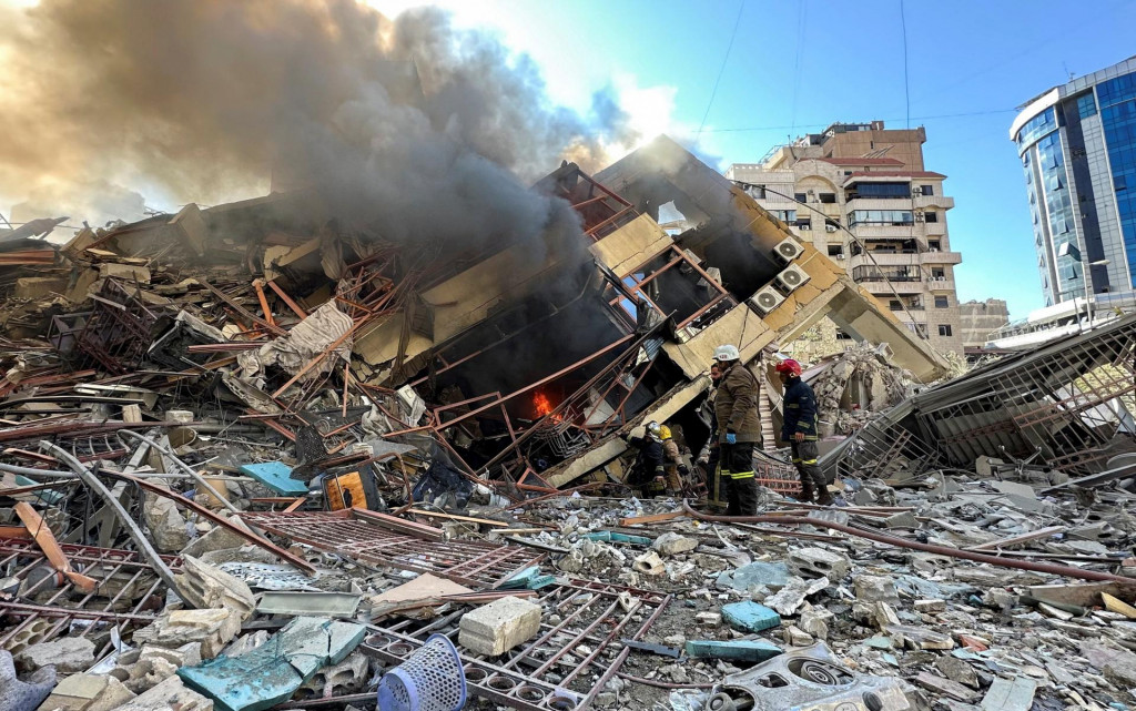 Pr&iacute;slu&scaron;n&iacute;ci libanonskej civilnej obrany kontroluj&uacute; po&scaron;koden&uacute; budovu po izraelskom &uacute;toku na južn&eacute; predmestia Bejr&uacute;tu. FOTO: Reuters